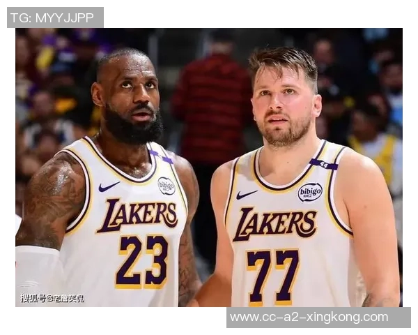 身穿湖人球衣的男孩与独行侠老板同坐一席再现昔日竖中指事件