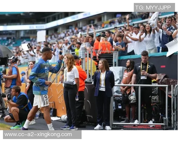 皇马举行圣诞公开训练姆巴佩与球迷亲密互动签名合影 皇马举行圣诞公开训练姆巴佩与球迷亲密互动签名合影